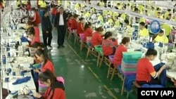 Para perempuan Muslim mengikuti "pelatihan kerja" di pusat pelatihan dan pendidikan di kota Hotan, Xinjiang, China (foto: dok). 