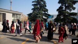 اعضای لویه جرگه افغانستان در انتظار وسیله حمل و نقل برای شرکت در نخستین روز این گردهمایی در کابل هستند. ۷ اوت ۲۰۲۰