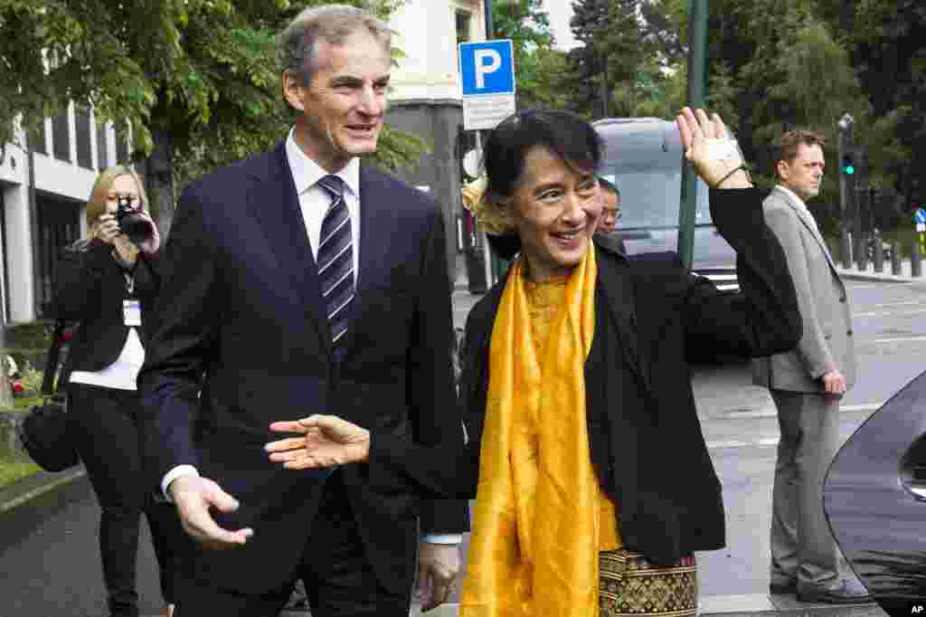 Ngoại trưởng Na Uy Jonas Gahr Stoere (trái) chào mừng bà Aung San Suu Kyi tại Bộ Ngoại giao, ngày 17 tháng 6 năm 2012.