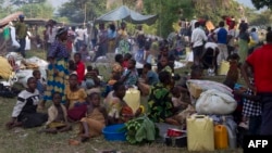 Refugees from eastern Democratic Republic of Congo (DRC) wait at the Busunga border in western Uganda, July 13, 2013.