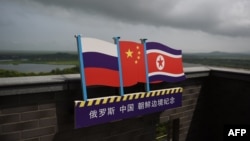 북한(오른쪽)과 중국(가운데)·러시아 국경이 접해있는 중국 지린성 훈춘에 세 나라 국기 모양 안내판이 설치돼 있다. (자료사진)