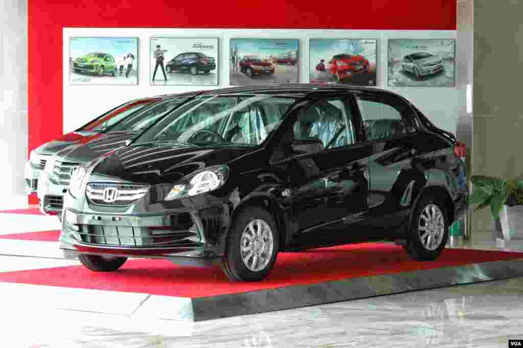 Para produsen otomotif mengatakan meski mereka ingin mobil-mobil yang diproduksi di Thailand memenuhi standar global, rancangannya harus dimodifikasi untuk memenuhi kriteria jalanan dan kebiasaan berkendara di Asia Tenggara. (VOA/Steve L. Herman)